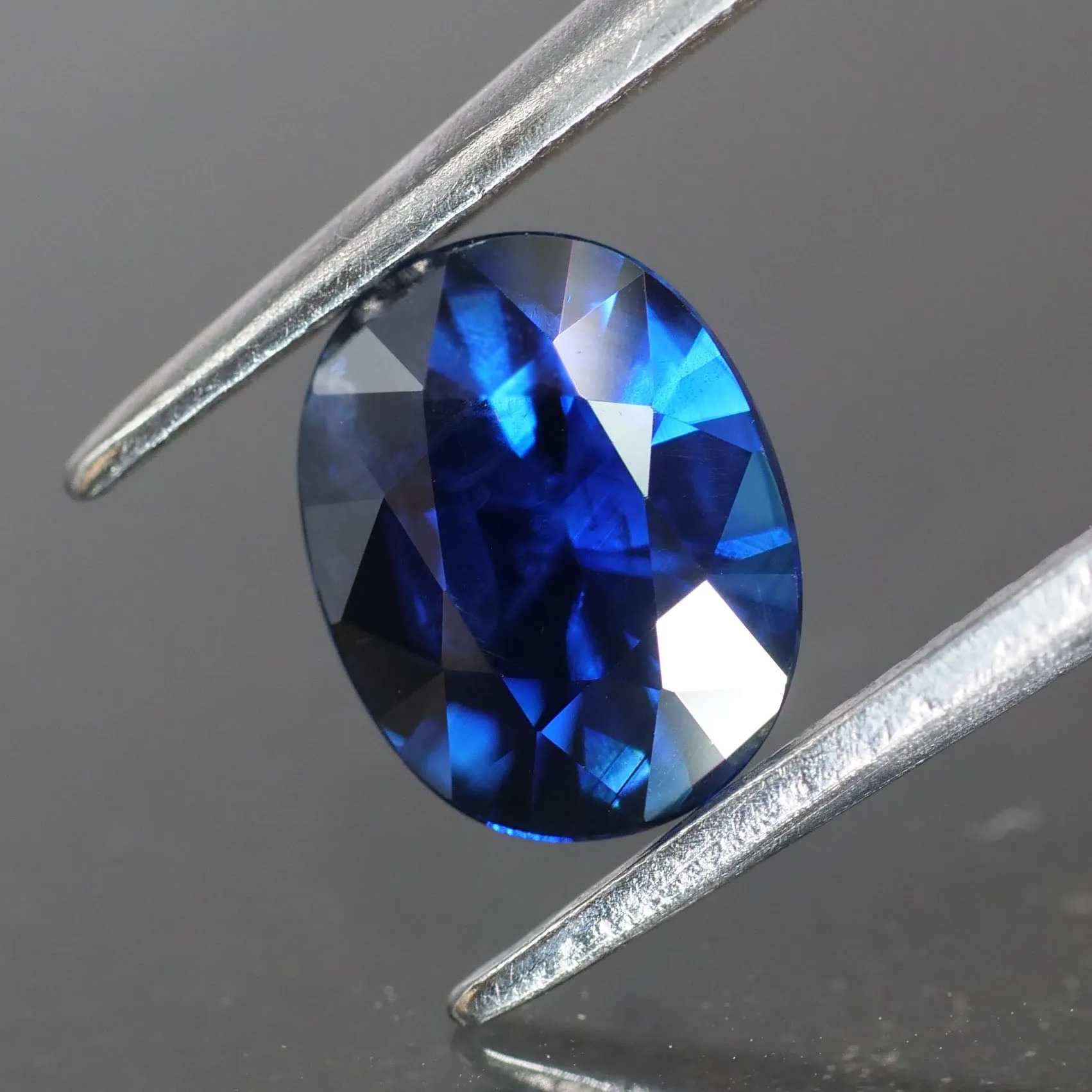 Blue Sapphire | IGI certified | natural, oval cut 8x6 mm, VS, 1.17ct